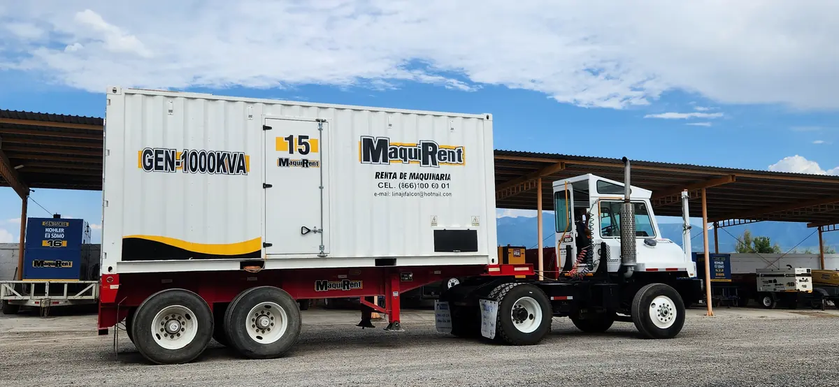 Generador industrial de 1000 kVA sobre tractocamión en el patio de Linaje Rent