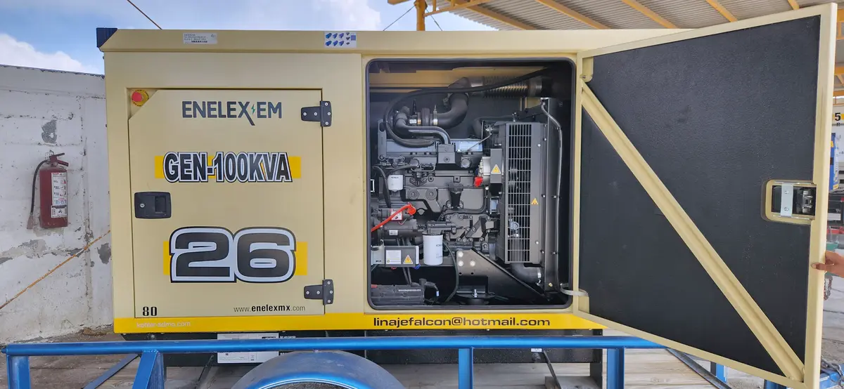 Motor del generador de 100 kVA (unidad 26) con cabina abierta — Linaje Rent, Monclova