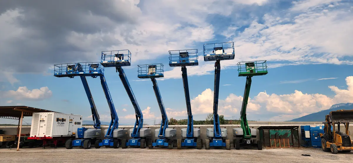 Plataformas articuladas y telescópicas Genie elevadas en el patio de Linaje Rent