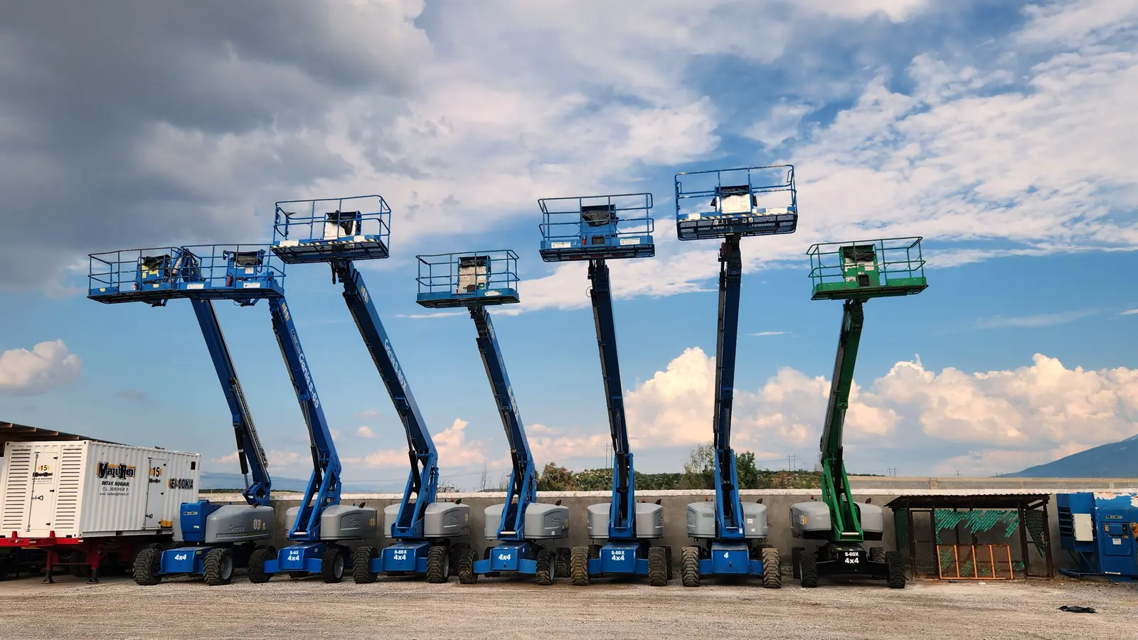Fila de plataformas articuladas y telescópicas Genie elevadas — renta en Monclova, Linaje Rent