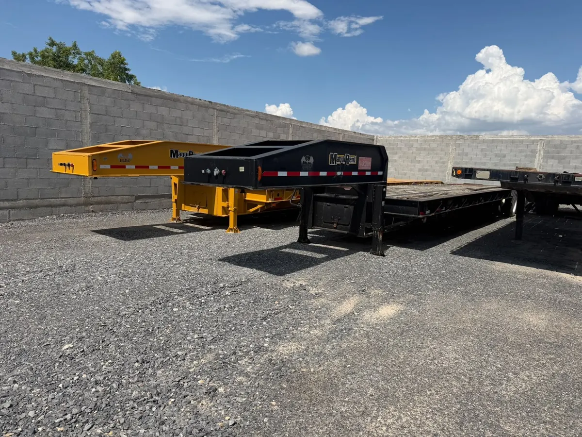 Remolques lowboy estacionados en patio listos para servicio