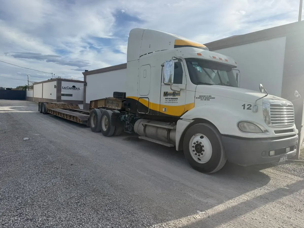 Tractocamión Freightliner de Linaje Rent preparado en calle